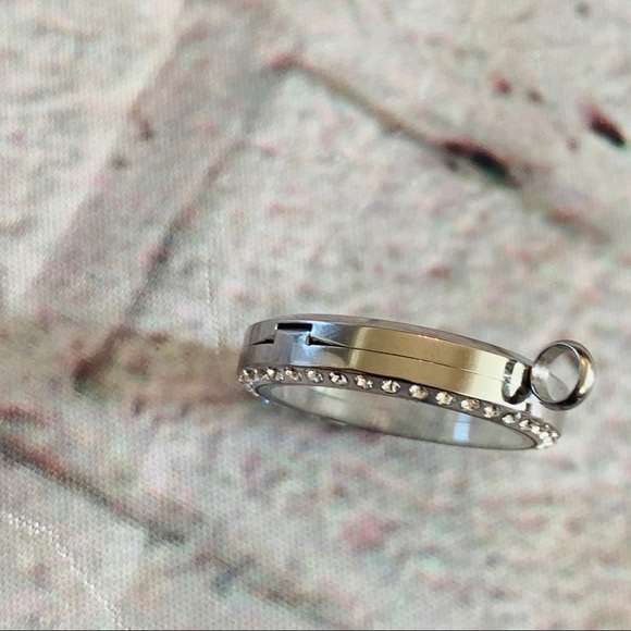 Origami Owl Retired/Hard To Find Silver Locket - Picture 2 of 6